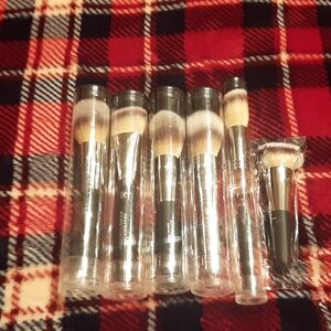 NWT 6 IT cosmetic brushes